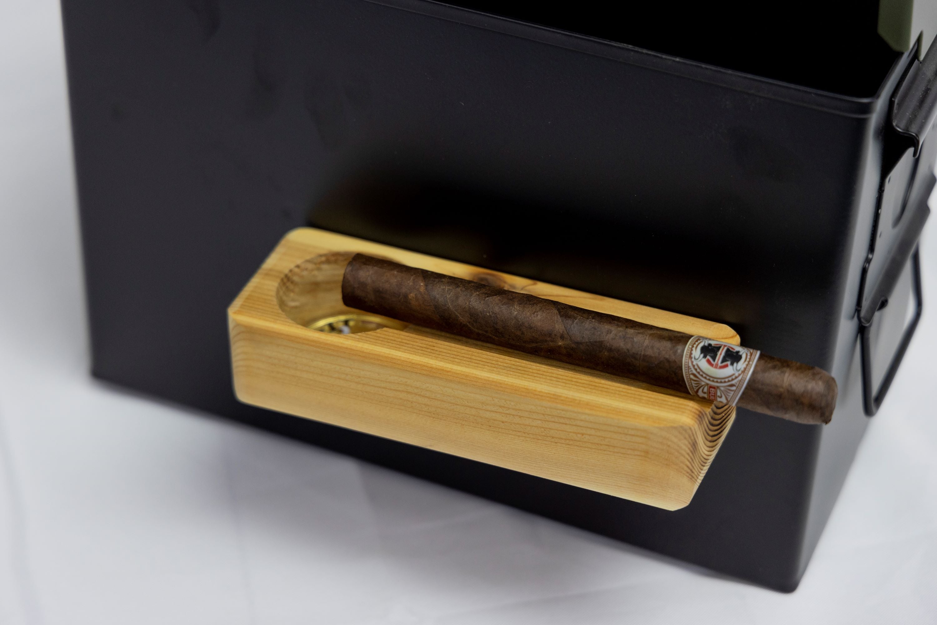 Magnetic Cigar Holder/Ash Tray
